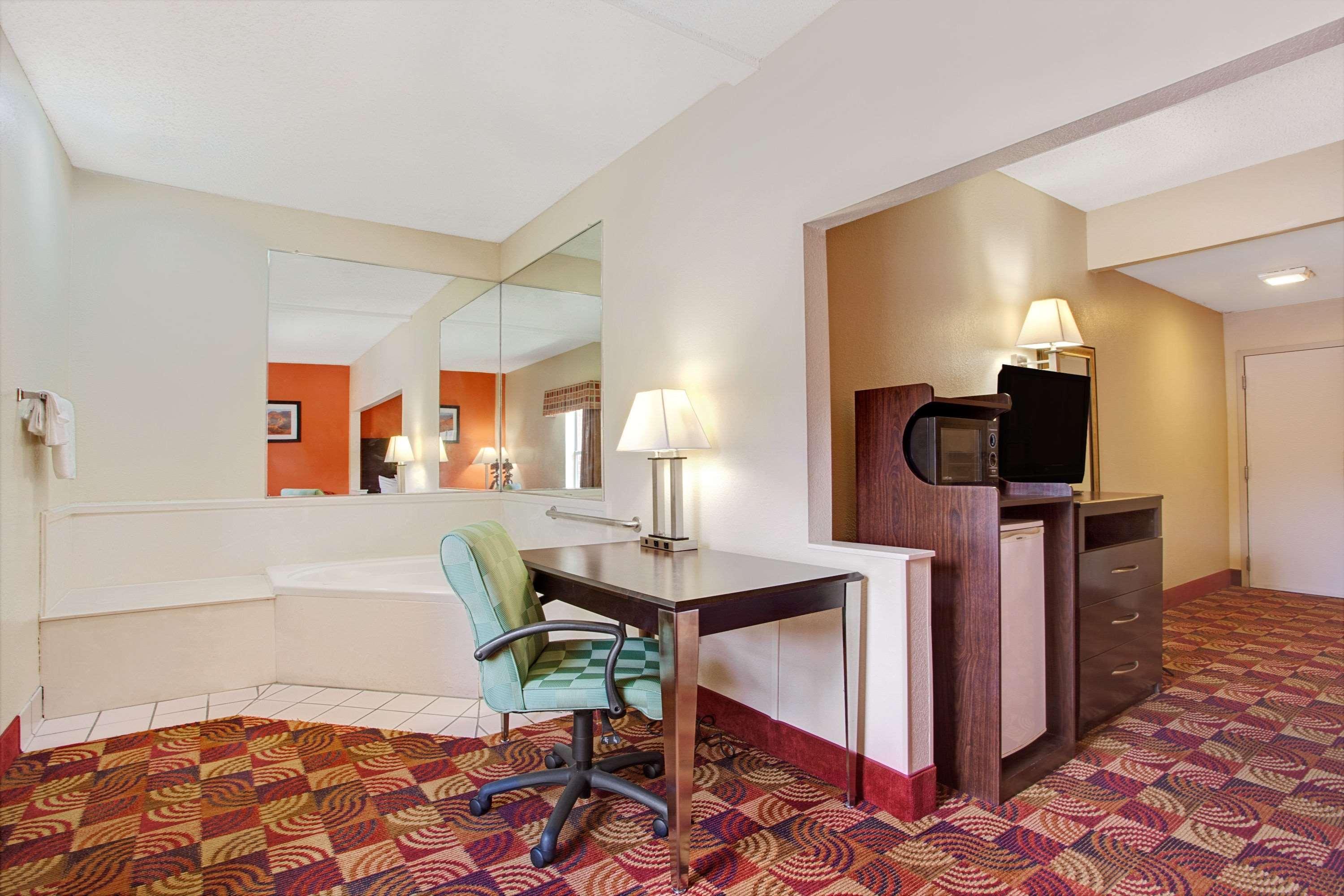Days Inn & Suites By Wyndham Риджленд Экстерьер фото
